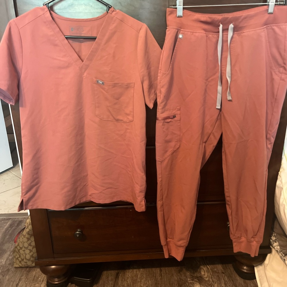 VGUC Figs Scrub Set in Mauve ,Zamora jogger(petite medium),Caterina top(small)